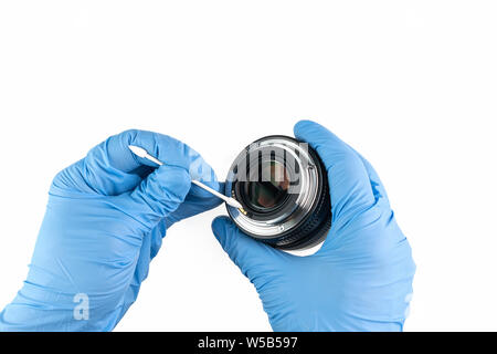 Eine professionelle Reinigung der Linse mit einem Wattestäbchen und Handschuhe Stockfoto