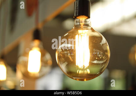 Classic retro Glühlampen led elektrische Lampe auf unscharfen Hintergrund Stockfoto