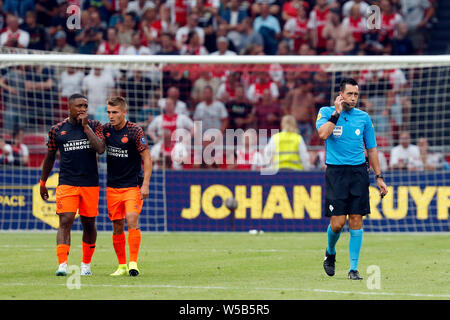 Amsterdam, Niederlande. 27. Juli, 2019. AMSTERDAM, Johan Cruijff ArenA, Johan Cruijff Schaal, Niederländischen supercup Saison 2019-2020. Ajax-PSV. Schiedsrichter Dennis Higler (R) Kontrolle Video Schiedsrichterassistenten Jochem Kamphuis (VAR) während des Spiels Ajax-PSV (Supercup). Credit: Pro Schüsse/Alamy leben Nachrichten Stockfoto