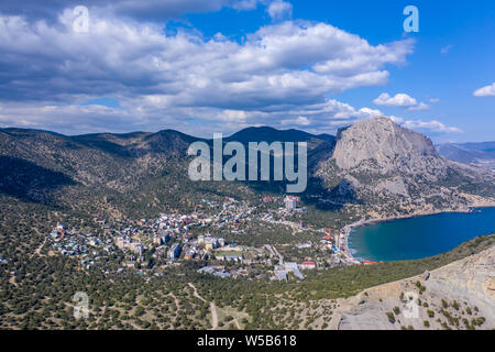 Panoramablick in Richtung der grünen Bucht von Novy Svet (Neue Welt) Lage von der Oberseite der Koba-Kaya Berg, Sudak, Krim. Antenne drone Ansicht Stockfoto