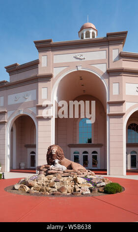 Die Skulptur eines Löwen und einem Lamm sind vor dem Eingang des Sicht- und Schallschutz Theater in Lancaster, Pennsylvania, USA. Stockfoto