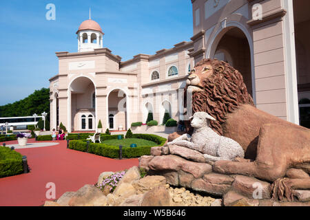 Die Skulptur eines Löwen und einem Lamm sind vor dem Eingang des Sicht- und Schallschutz Theater in Lancaster, Pennsylvania, USA. Stockfoto