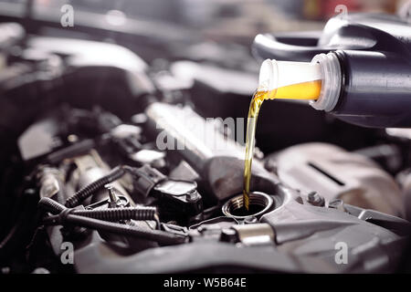 Motor Öl gießen zu Auto Motor. Reparatur Service. Stockfoto