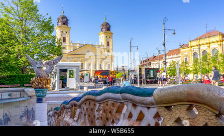 Debrecen Ungarn 04 19 2019 Ansicht des Millenium fountain von der großartigen Kirche in Debrecen. Stockfoto