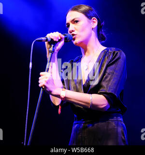 Charlton Park, Malmesbury, Wiltshire, UK. 27. Juli, 2019. Nadine Shah führt auf der Bühne in der saim Zelt WOMAD-Festival (Welt der Musik, Kunst und Tanz) am Samstag, 27. Juli 2019 in Charlton Park, Malmesbury. Nadine Petra Katarina Shah ist ein englischer Sänger, Songwriter und Musiker. Bild von der Credit: Julie Edwards/Alamy Live News Credit: Julie Edwards/Alamy leben Nachrichten Stockfoto