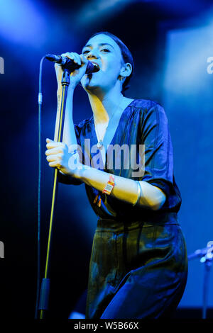 Charlton Park, Malmesbury, Wiltshire, UK. 27. Juli, 2019. Nadine Shah führt auf der Bühne in der saim Zelt WOMAD-Festival (Welt der Musik, Kunst und Tanz) am Samstag, 27. Juli 2019 in Charlton Park, Malmesbury. Nadine Petra Katarina Shah ist ein englischer Sänger, Songwriter und Musiker. Bild von der Credit: Julie Edwards/Alamy Live News Credit: Julie Edwards/Alamy leben Nachrichten Stockfoto