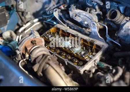 Automechaniker in der Garage arbeiten. Reparatur Service. Stockfoto
