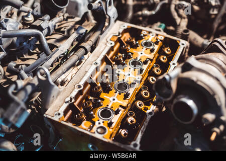 Automechaniker in der Garage arbeiten. Reparatur Service. Stockfoto
