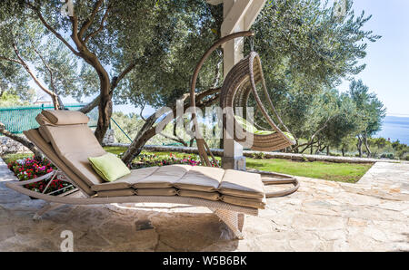 Luxuriöse, private Terrasse mit Blick auf das Mittelmeer Stockfoto