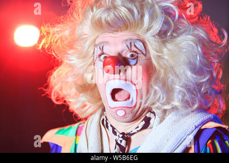 Porträt eines Clowns im Zirkus Arena Stockfoto