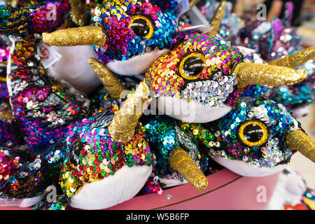 Bunt gefüllte Einhörner in pailletten bedeckt auf Verkauf in einem Shop. Stockfoto