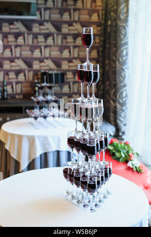 Kellner gießen rot Wein oder Champagner in Gläser für Party Stockfoto