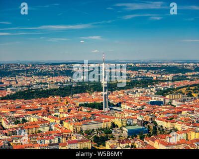 Luftaufnahme der Fernsehturm in Prag Zizkov unter den heißen Sommer und Wolken Stockfoto