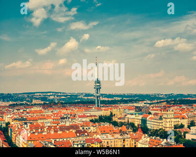 Luftaufnahme der Fernsehturm in Prag Zizkov unter den heißen Sommer und Wolken Stockfoto