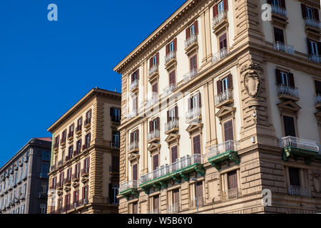 Schönen Fassaden der antiken Gebäude in der Altstadt von Neapel Stockfoto