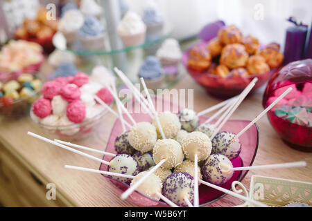 Süße Candy Bar. Bunte Süßigkeiten, Kuchen und Süßigkeiten. Stockfoto