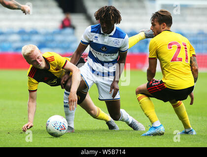 Queens Park Rangers' Hell Osayi-Samuel gewinnt die Kugel aus Watford wird Hughes als Kiko Femenia sieht der Winkel während der vor der Saison testspiel an der Loftus Road, London. Stockfoto
