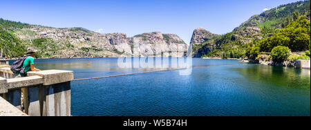 Hetch Hetchy Reservoir an einem sonnigen Sommertag; Wapama und Tueeulala fällt sichtbar, auf der anderen Seite der See; Yosemite National Park, Sierra Nevada Stockfoto