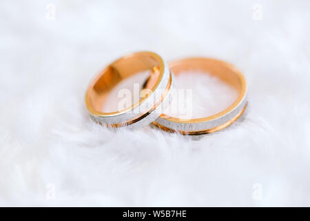 Trauringe als Symbol der Liebe und der Treue. Stockfoto