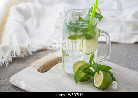 Home fizzy Getränke mit Ice Limette und Minze auf hellem Hintergrund, selektiven Fokus. Foto von zu Hause erfrischendes Getränk Stockfoto