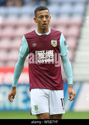 Burnley ist Dwight McNeil in Aktion gegen Wigan Athletic, während der Vorsaison Freundschaftsspiel bei der DW Stadium, Wigan. Stockfoto