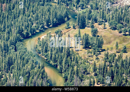 Luftaufnahme von Merced River durch die immergrünen Wälder im Yosemite Valley, Yosemite National Park, in den Bergen der Sierra Nevada, Kalifornien fließende Stockfoto