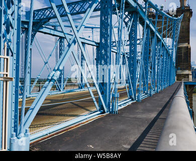 Fußgängerweg auf Blau steele Brücke Stockfoto