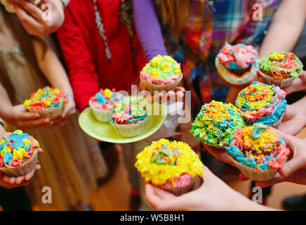Kid's Party. Kinder holding Cupcakes in der Brille Stockfoto