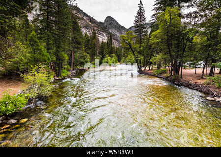 Merced River fließt durch Yosemite Valley, Yosemite Nationalpark, Kalifornien; bewölkten Sommertag Stockfoto