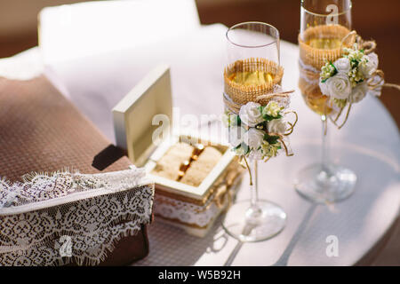 Trauung. Hochzeit Gläser mit Champagner. Trauring. Stockfoto
