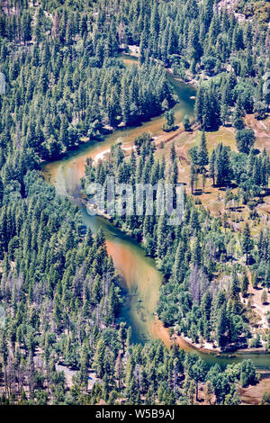Luftaufnahme von Merced River durch die immergrünen Wälder im Yosemite Valley, Yosemite National Park, in den Bergen der Sierra Nevada, Kalifornien fließende Stockfoto