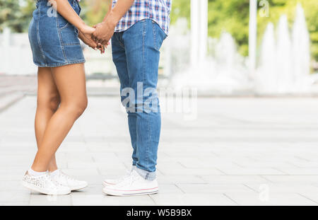 Jugendlich Romanze. Paar Hände halten Sie Datum in der Stadt. Stockfoto