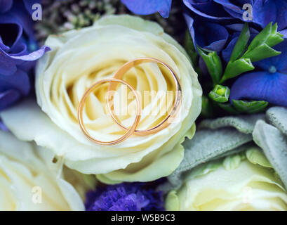 Trauringe als Symbol der Liebe und der Treue. Stockfoto
