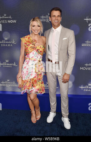 BEVERLY HILLS, Ca - 26. Juli: Debbie Matenopoulos (L) und Cameron Mathison besuchen die Hallmark Channel und Markenzeichen Filme & Geheimnisse Sommer 2019 TCA Drücken Sie bei einem Privathaus am 26 Juli, 2019 in Beverly Hills, Kalifornien. Stockfoto