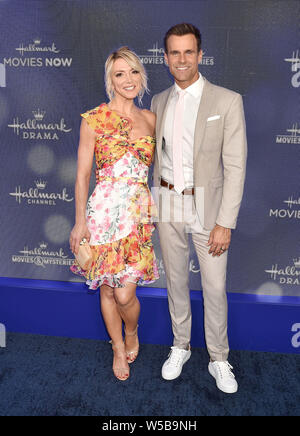 BEVERLY HILLS, Ca - 26. Juli: Debbie Matenopoulos (L) und Cameron Mathison besuchen die Hallmark Channel und Markenzeichen Filme & Geheimnisse Sommer 2019 TCA Drücken Sie bei einem Privathaus am 26 Juli, 2019 in Beverly Hills, Kalifornien. Stockfoto