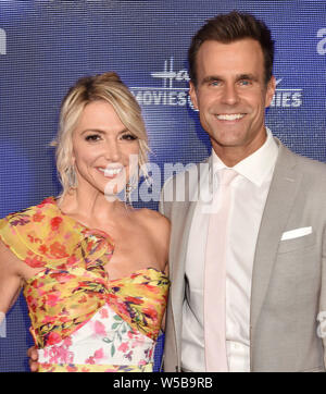 BEVERLY HILLS, Ca - 26. Juli: Debbie Matenopoulos (L) und Cameron Mathison besuchen die Hallmark Channel und Markenzeichen Filme & Geheimnisse Sommer 2019 TCA Drücken Sie bei einem Privathaus am 26 Juli, 2019 in Beverly Hills, Kalifornien. Stockfoto