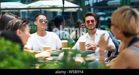 Jungen asiatischen Menschen, Mann und Frau entspannende Chatten in outdoor Coffee Shop Stockfoto