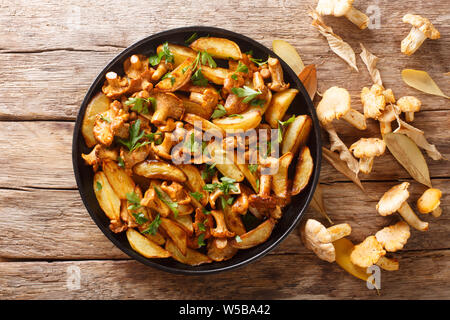 Leckere Bratkartoffeln mit Pfifferlingen close-up auf einem Teller auf den Tisch. horizontal oben Ansicht von oben Stockfoto