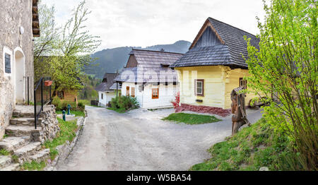 Bunte traditionelle Holzhäuser in Bergdorf - UNESCO-Vlkolinec (Slowakei) Stockfoto