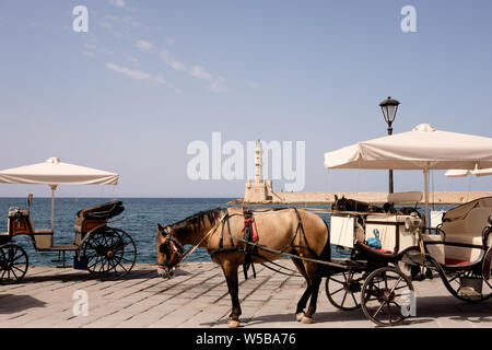 Pferd - Kutschen am Hafen in Chania, Kreta gezogen Stockfoto