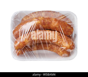 In essen Film verpackt geräuchert Würste aus weißem Kunststoff Fach isoliert auf weißem Hintergrund. Stockfoto