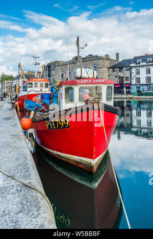 Die kleinen roten Fischerboot in Sutton Harbour, ehemals Sutton Pool, ursprünglichen Hafen von Plymouth im Historic Barbican Bezirk bekannt. Devon. UK. Stockfoto