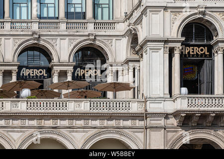 Ansicht der Terrazza Aperol vom Piazza Duomo, Mailand, Italien Stockfoto