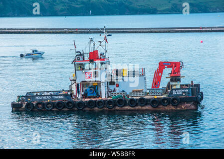 Typ Multicat, 2 Schrauben, flachen Entwurf, vielseitige Küsten Tug/Arbeitsboot auf Plymouth Sound in Devon, England, UK. Stockfoto