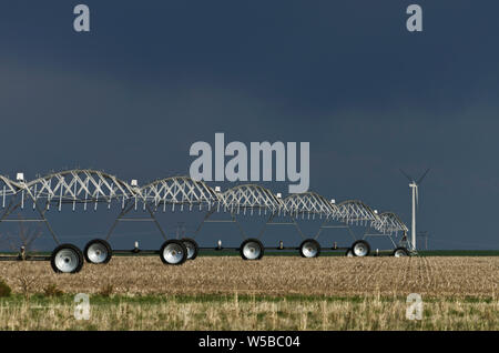 NE: Cheyenne County, Sidney, Prairie Südlich von Sidney, Zentrum - pivot Bewässerung rig mit einem Wind Power Generator im Hintergrund Stockfoto