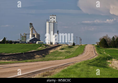 NE: Cheyenne County, Sidney, Prairie Südlich von Sidney, der Körnerelevator befindet sich direkt neben einem State Highway Stockfoto