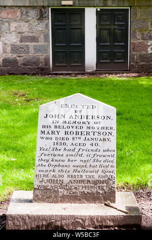 Das Grab von John Anderson, dem Assistenten des Nordens, im St Nicholas Kirkyard, Aberdeen. Stockfoto