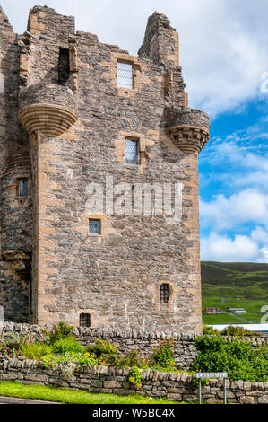 Die zerstörte Bergfried von Scalloway Castle auf dem Festland, Shetland. Stockfoto