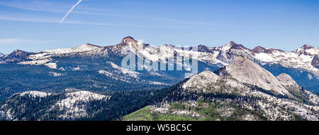 Panoramablick von Wildnis im Yosemite National Park mit Gipfeln im Schnee bedeckt; die Berge der Sierra Nevada, Kalifornien Stockfoto