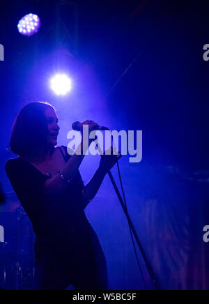 Nadine Shah auf der BBC-Sounds auf der Bühne Latitude Festival 2019 Stockfoto